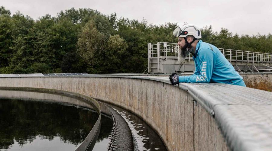 rioolwaterzuiveringsinstallatie met medewerker Aquafin