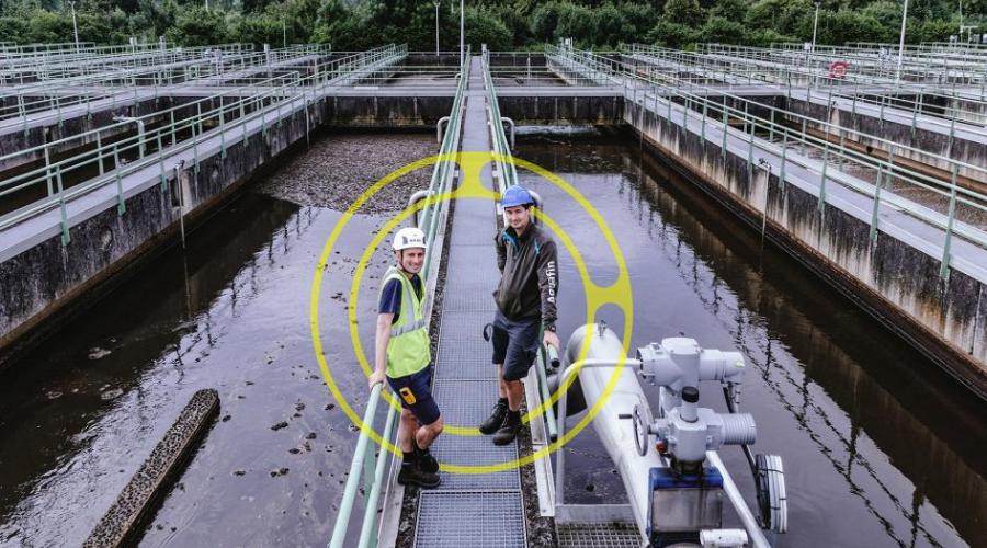 medewerkers Aquafin op rioolwaterzuiveringsinstallatie